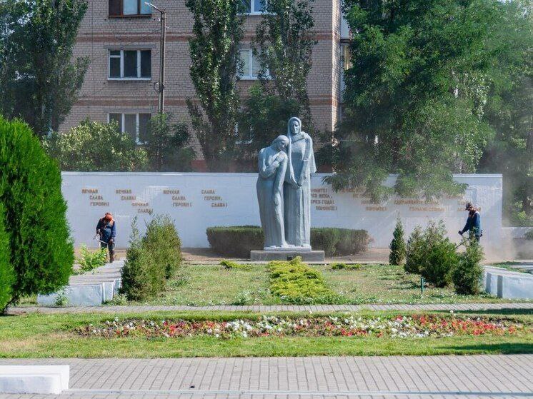 В Мелитополе облагородили Братское кладбище    В Мелитополе провели благоустройство Братского кладбища.    Специалисты коммунальных служб города выполнили полив, прополку и покос травы, а также привели в порядок клумбы с цветами на территории братского кладбища.    Городские службы Мелитополя регулярно проводят работы по благоустройству на важных объектах.   Благодаря облагораживанию мемориального места оно приобрело благородный и ухоженный вид!  Новый Мелитополь подпишись
