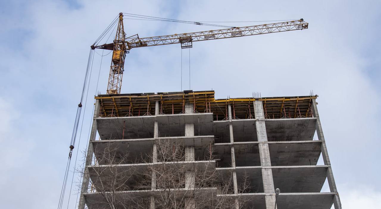 Общественная палата предложила создать госфонд для оплаты аренды жилья должникам по ипотеке С учетом просрочки задолженности по ипотеке предлагаю создать специальный государственный фонд средства от которого должны направляться на аренду социального жилья для тех кто не смог выплатить ипотеку сказал заместитель секретаря Общественной палаты ОП РФ Владислав Гриб По его словам средства в этот фонд должны направляться от застройщиков которые участвуют в ипотечных программах Напоминаем Согласно данным Банка России опубликованным в конце декабря 2025 года прирост задолженности населения по ипотеке в ноябре составил 1 4 после 1 2 в октябре Законы стройки в MAX