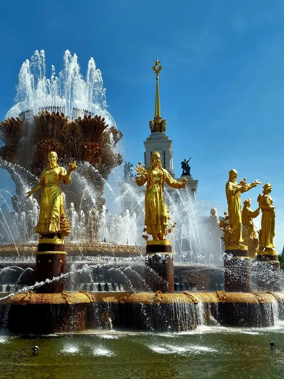 В Москве начался сезон работы фонтанов Уже сегодня в столице работают сотни фонтанов сухие полусухие плавающие музыкальные и светодинамические В этом году к ним добавился еще один на Центральной площади Лужников Фото Игорь Костин Подписаться Московская афиша