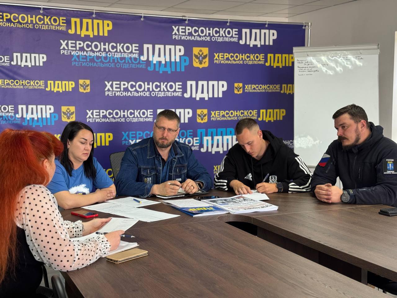 Приём граждан: депутаты Херсонщины работают на благо региона В рамках Всероссийского приёма граждан в штабе ЛДПР приняли участие депутаты Херсонской областной Думы Иван Шумаков и Алексей Пикуль,а также депутат Нижнесерогозского муниципального округа Ольга Маковка. Жители региона обратились с рядом важных вопросов и предложений. Среди основных проблем, которые были озвучены: необходимость оказания помощи территориальному управлению села Счастливцево Генического муниципального округа для приобретения ходунков и слуховых аппаратов для маломобильных граждан; поддержка в приобретении спортивного инвентаря для инклюзивных детей и подростков; предложение брендирования формы для учащихся Херсонской спортивной школы №5 в честь предстоящего года ВВЖ; а также вопрос о снижении тарифов на платные ветеринарно-санитарные услуги, оказываемые государственными бюджетными учреждениями ветеринарии Херсонской области. Все обращения были взяты на контроль, и депутаты ЛДПР продолжают работу по поиску эффективных решений для поддержки жителей региона. Подписаться: ЛДПР в Херсонской области.вк ЛДПР в Херсонской области.ок