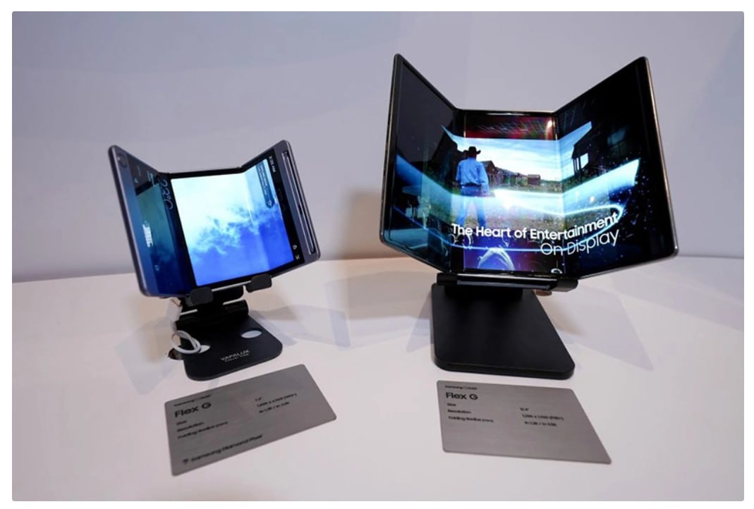Samsung Electronics планирует продемонстрировать свой инновационный смартфон с тройным складыванием на саммите Азиатско Тихоокеанского экономического сотрудничества в корейском Кёнджу Устройство предварительно названное Galaxy Z TriFold будет представлено на технологической выставке во время саммита АТЭС 31 октября и 1 ноября согласно многочисленным источникам в отрасли Смартфон отличается революционным дизайном с двумя шарнирами что позволяет ему складываться внутрь в форме буквы G предлагая 6 5 дюймовый внешний дисплей который расширяется до массивного 10 дюймового основного экрана в полностью развёрнутом состоянии Также появились сообщения о том что первый тройной складной смартфон от Samsung Galaxy TriFold будет выпущен ограниченным тиражом и не поступит в продажу на ключевых западных рынках таких как США и Европа Об этом сообщил авторитетный инсайдер Эван Бласс в своем аккаунте на платформе X Ожидается что устройство будет доступно для покупки в Китае Южной Корее на Тайване в Сингапуре и ОАЭ Предполагаемая цена устройства может достигать 3 000 около 243 000 рублей jkinvest news jkinvest