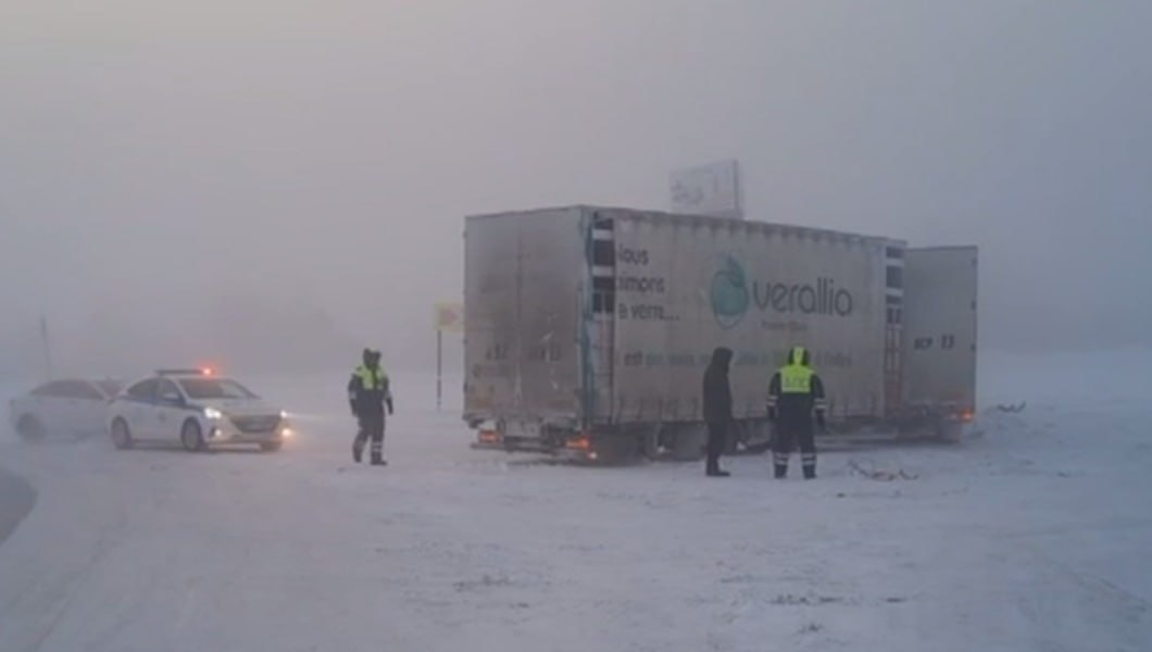 По дороге из Балахты в Красноярск водитель фуры DAF не справился с управлением и оказался в снежном плену Мужчина перевозил живой груз поэтому бросить машину он не мог Инспекторы ДПС смогли найти решение проблемы Что стояло на кону и как ситуацию удалось решить рассказали в MAX Оставить обращение   Мы в MAX