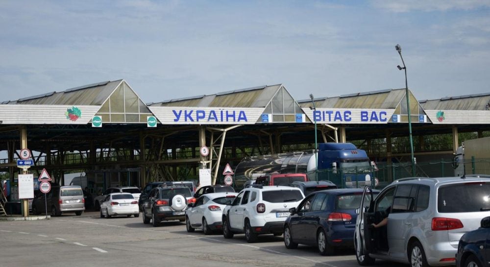 Пограничная служба Украины сообщила что информационные системы Государственной таможенной службы восстановлены и работа пунктов пропуска вернулась в нормальный режим По данным властей сбой который ранее привел к временной блокировке всех автомобильных пунктов контроля был вызван перебоями с электроснабжением после удара России по энергетической инфраструктуре в нескольких регионах Украины Возобновление работы произошло после нескольких часов перерывов которые повлияли на автомобильное движение на украинской границе вызвав километровые очереди из машин и автобусов Подписаться