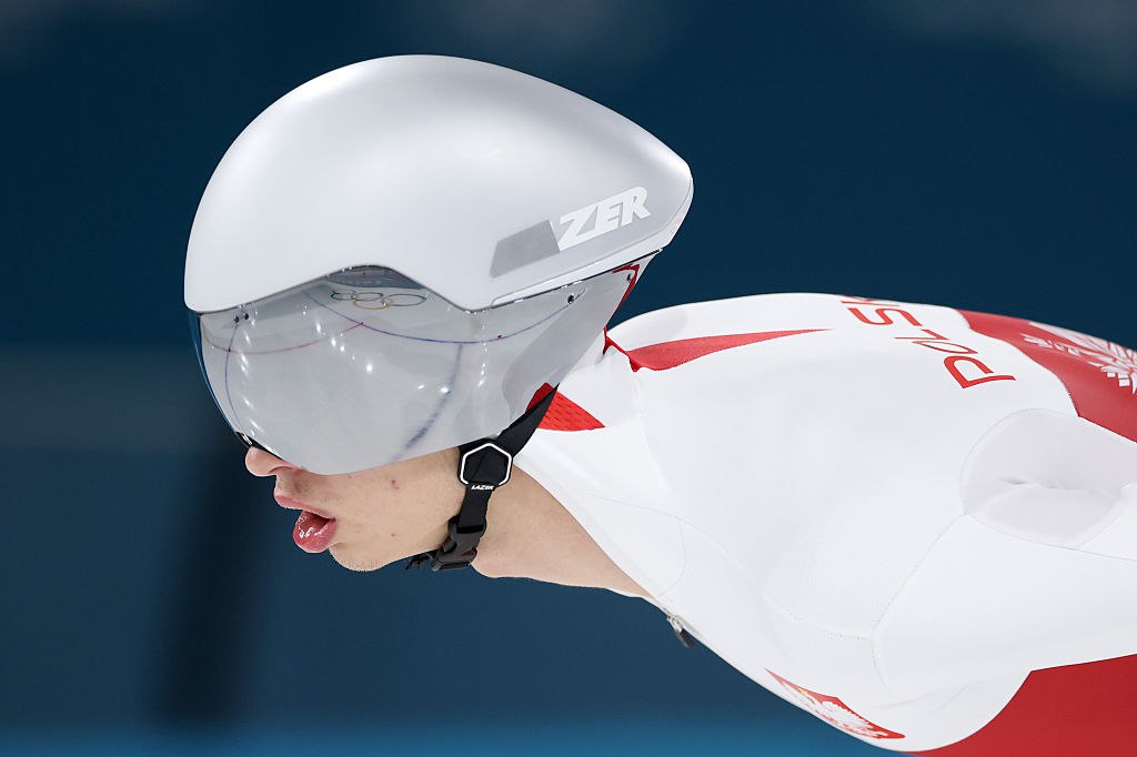 Сменивший гражданство россиянин выиграл серебро на Олимпиаде Конькобежец Владимир Семирунний который представляет Польшу завоевал серебро на дистанции 10 000 м на Олимпиаде в Милане и Кортина д Ампеццо Его результат составил 12 минут 39 08 секунды Семирунний уступил 5 65 секунды победителю чеху Методею Йилеку 12 33 43 Третье место занял голландец Йоррит Бергсма 7 05 23 летний Семирунний чемпион России на дистанции 10 000 м обладатель рекорда России среди юниоров на дистанции 3000 м В сборную Польши он перешел в 2023 году в 2025 м завоевал серебро чемпионата мира на дистанции 10 000 м и бронзу на 5000 м А в 2026 м Семирунний выиграл чемпионат Европы на 5000 м и стал серебряным призером на 1500 м Getty Images Подписаться на РБК Спорт