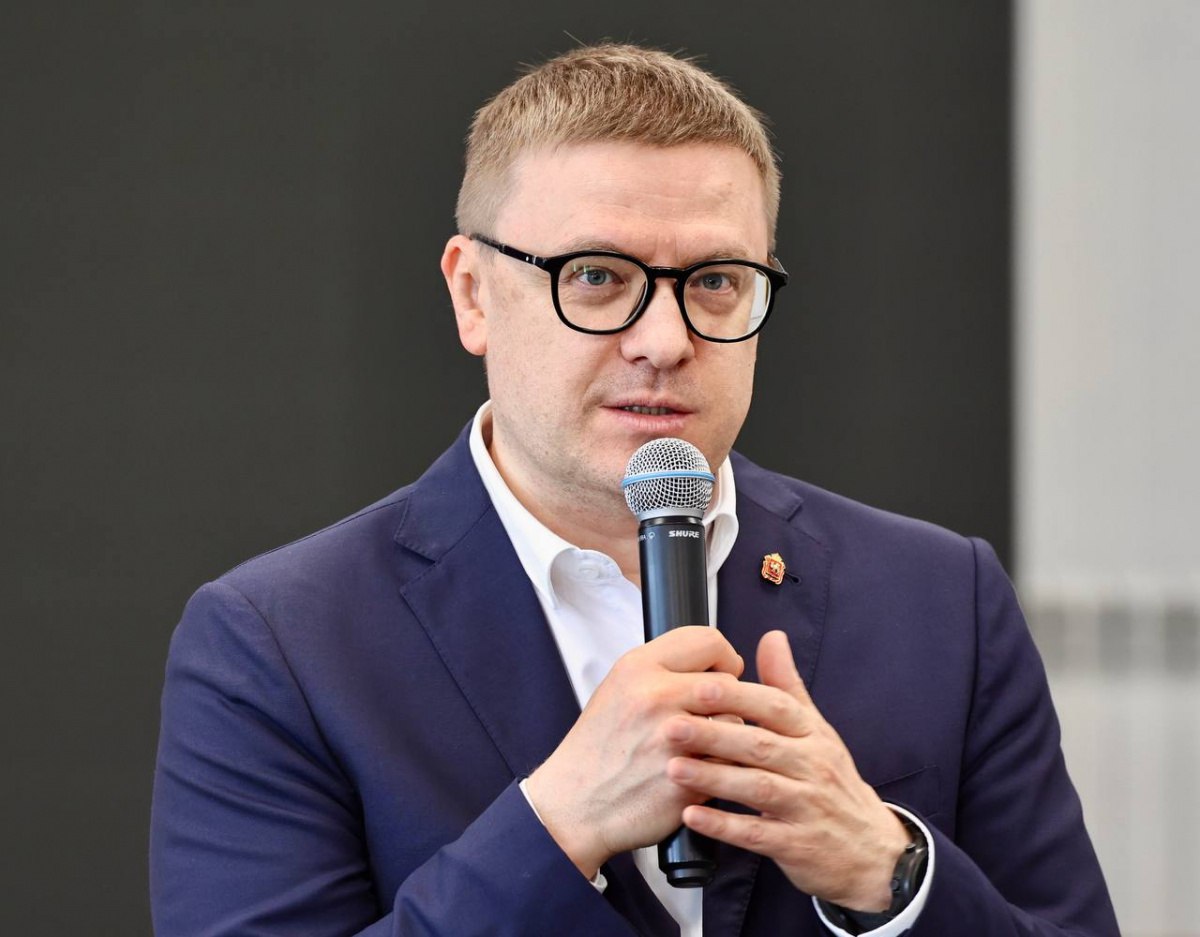 Эксперт объяснил причины роста Алексея Текслера в рейтинге АПЭК Агентство политических и экономических коммуникаций представило традиционный ежемесячный рейтинг влияния губернаторов И в августе глава Челябинской области Алексей Текслер улучшил свои показатели По мнению Матвея Зайковского политолога и журналиста Полит74 на результаты укреплению позиций губернатора Алексея Текслера в рейтинге влияния АПЭК способствовало сразу несколько фактов Во первых стоит отметить международную активность губернатора Знаковый визит в Беларусь достигнутые во время него договорëнности и встреча с президентом Александром Лукашенко не могли не отразиться на позициях главы Южного Урала обратил внимание эксперт Также он добавил что глава региона не снижал и свою федеральную активность Ранее в Магнитогорске прошла двусторонняя встреча президента России Владимира Путина и губернатора Алексея Текслера а в начале августа глава государства в режиме ВКС принял участие в открытии нового детского сада в Копейске что красноречиво свидетельствует о поддержке федеральным центром нашего региона в целом и Алексея Текслера лично Стоит отметить и визиты министра промышленности Антона Алиханова и министра просвещения Сергея Кравцова которые так же дали высокие оценки состоянию профильных для сфер в регионе Ну и продолжается запуск и реализация крупных региональных проектов В общем и целом решение укрепление позиций Текслера в рейтинге можно назвать вполне логичным с учетом этих факторов резюмировал Матвей Зайковский