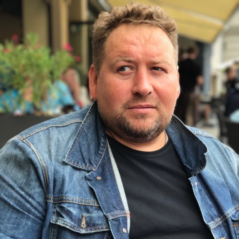 Заслуженный артист России Станислав Дужников, известный по ролям в сериалах «ДМБ», «Каменская» и «Воронины», перенес операцию по уменьшению желудка. Процедура была необходима из-за серьезного избыточного веса, который вызвал у актера проблемы со здоровьем. Операция прошла в одной из московских клиник. Сейчас актер находится в процессе восстановления после хирургического вмешательства.