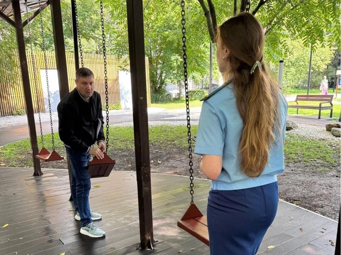 16 летней девушке выплатили 120 тысяч рублей после травмы на качелях около горсада им Пушкина В августе она получила травмы головы и челюсти из за обрыва цепей Следственный комитет возбудил уголовное дело о нарушении требований безопасности Прокуратура установила что крепления качелей были изношены Компания обслуживающая сквер выплатила компенсацию и заменила игровое оборудование по решению суда Кстати Челябинск