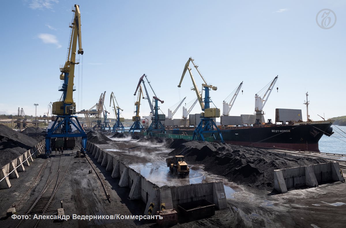 Стоимость морских перевозок российского угля выросла на ряде направлений следует из обзора NEFT Research с которым ознакомился Ъ Фрахт танкера Capesize в Китай подорожал на 0 8 3 7 в зависимости от порта В Тамани ставки достигли 31 1 за тонну в портах Восточный и Ванино 6 6 и 6 1 за тонну соответственно В Индию перевозка танкерами Capesize подорожала на 0 2 0 7 В Тамани ставки достигли 20 7 за тонну в Восточном и Ванино 16 2 и 15 7 за тонну соответственно Ставки фрахта в Южную Корею выросли на 0 5 0 9 до 5 7 за тонну для порта Восточный 6 4 за тонну для Ванино и 28 8 за тонну для Тамани Перевозка в Турцию подорожала только для Panamax из Усть Луги на 7 2 до 19 3 за тонну Это объясняется ограниченной доступностью тоннажа задержками в отдельных портах а также ростом спроса на отдельных рынках Рост ставок может еще больше снизить объем поставок по направлениям с наиболее длинным плечом Ъузнал