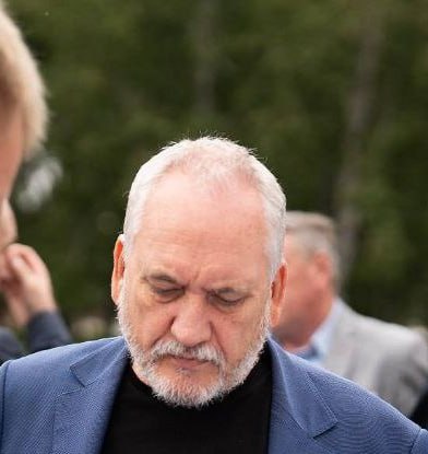 Серьёзное обновление депутатского корпуса позволит избежать электоральной усталости Секретарь Генсовета Единой России Якушев анонсировал серьёзные изменения списка депутатов Госдумы от Единой России после выборов 2026 года В перечень депутатских округов для обновления и попал и Комсомольский избирательный одномандатный округ по выборам в Госдуму России Сейчас депутатом по этому округу является Павел Симигин Последние годы Симигин был героем целого ряда громких скандалов И шансов получить депутатский мандат в новом созыве у него уже практически не осталось
