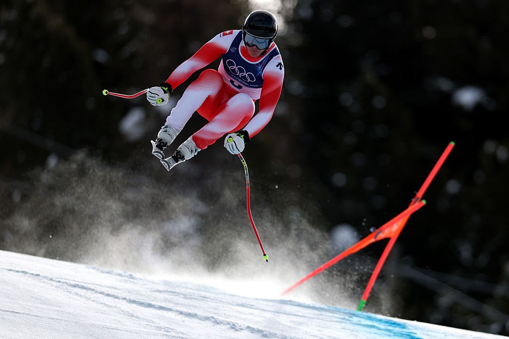 На Олимпиаде в Италии разыграли первую золотую медаль Швейцарский горнолыжник Франьо фон Алльмен завоевал золотую медаль в скоростном спуске на Олимпийских играх в Милане и Кортина д Ампеццо Его результат составил 1 минута 51 61 секунды Второе место занял итальянец Джованни Франдзони отставание 0 20 секунды бронзовым призером стал его соотечественник Доминик Парис 0 50 24 летний фон Алльмен является двукратным чемпионом мира 2025 года в скоростном спуске и командной комбинации Getty Images Подписаться на РБК Спорт