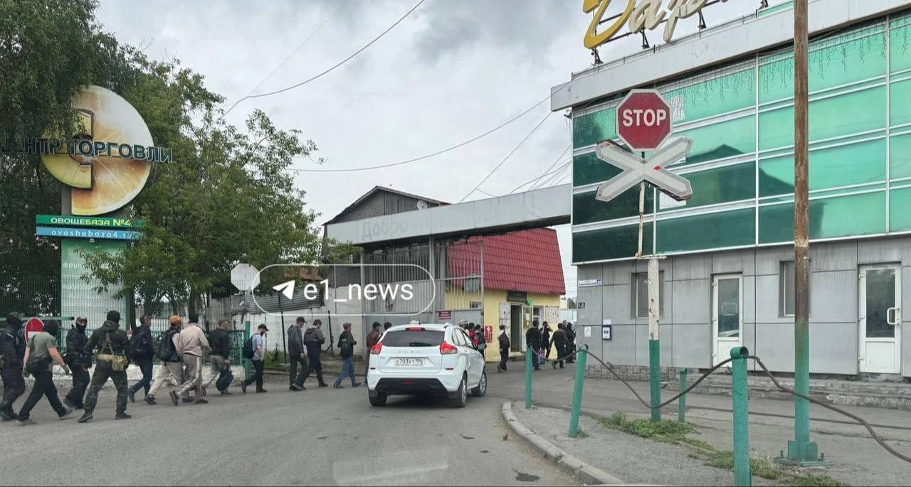 Силовики устроили рейд в Екатеринбурге Очевидцы сообщают о массовых задержаниях мигрантов на овощебазе №4. Сотрудники предприятия подтвердили происходящее, по их словам людей увозят автобусами. В полиции заявили, что рейд проводят не они.