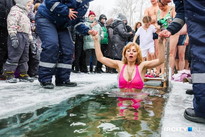 Где пройдут крещенские купания в Иркутске В этом году крещенскую купель оборудуют только в одном месте на заливе Якоби возле храма Александра Невского Крестный ход от церкви к месту купания начнется 19 января в 11 00 с 11 30 купель начнет работу На площадке будут отдельные места для окунания и набора воды тёплые палатки раздевалки зоны обогрева дополнительные туалеты и контейнеры для мусора Безопасность обеспечат полиция МЧС и скорая помощь Погода ожидается суровая к 11 00 обещают примерно 30 градусов и лёгкий снег днём до 23 25 градусов Читайте IrCity в MAX
