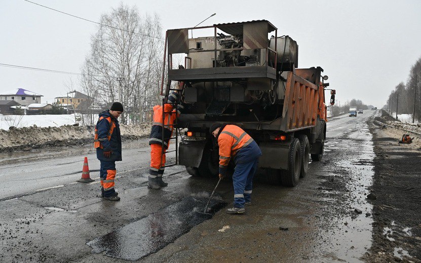 Ремонт объездной  В Ижевске в 2025 году планируют отремонтировать участок объездной дороги от Якшур-Бодьинского тракта до проезда Тепличного. Его протяженность — 6,7 км.  Капитальный ремонт проведут в районе СНТ «Ошмес» и съезда в Орловское  участок в 360 м   Фото: пресс-служба Главы и правительства Удмуртии    #Ижевск #Удмуртия