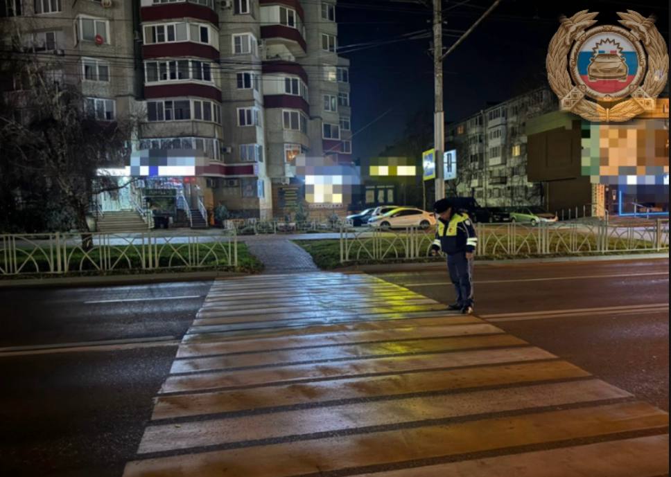 В Ставрополе водитель иномарки сбил ребенка Авария произошла накануне вечером Водитель автомобиля Ниссан двигаясь по улице Тухачевского не предоставил преимущество в движении и сбил 6 летнего ребенка Девочка в сопровождении взрослого переходила дорогу по нерегулируемому пешеходному переходу С травмой носа ребенка доставили в городскую больницу За рулём автомобиля находился 50 летний житель Шпаковского округа который за последние два года привлекался к административной ответственности за нарушение ПДД шесть раз Проводится проверка детали происшествия уточняются ГТРК Ставрополье Читайте нас в MAX