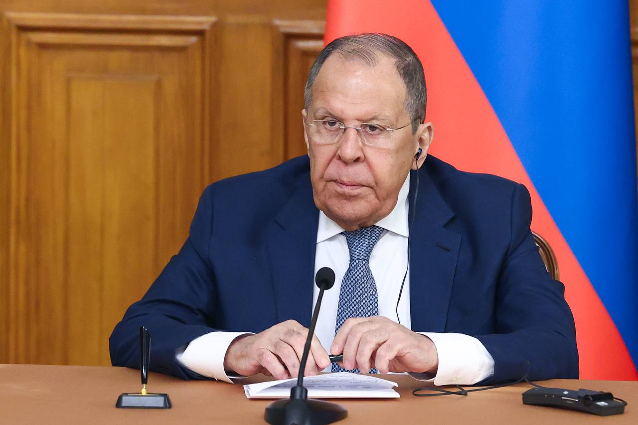 Из ответов на вопросы СМИ Министра иностранных дел Российской Федерации С В Лаврова в ходе совместной пресс конференции с Заместителем Премьер министра Министром иностранных дел и по делам эмигрантов Иорданcкого Хашимитского Королевства А Сафади Москва 20 августа 2025 года Основные тезисы Наблюдаем все более чёткое понимание нашими партнёрами в Соединённых Штатах необходимости устранить первопричины украинского кризиса а не пытаться поддерживать тех кто вбрасывает красивые лозунги о немедленном прекращении огня и говорит что это не будет означать окончание накачивания Украины оружием Что касается сообщений о том что Великобритания Франция и Германия хотят выработать коллективные гарантии безопасности Мы за то чтобы эти гарантии были действительно надёжными Мы уже не раз объясняли что Россия своих интересов не завышает но наши законные интересы мы будем обеспечивать твёрдо и жёстко Уверен что на Западе прежде всего в Соединённых Штатах прекрасно понимают что всерьёз обсуждать вопросы обеспечения безопасности без Российской Федерации это утопия У меня подозрение что все эти красивые заявления о том что скоро через пару месяцев признаем палестинское государство во многом делаются исходя из дипломатической надежды что к тому времени когда придётся выполнять обязательство признать Палестину уже будет нечего признавать Наверное в этом и заключается смысл евросоюзовской дипломатии на ближневосточном направлении А на украинском я её вообще не вижу Иордании России и другим странам которые искренне хотят устойчиво урегулировать палестинскую проблему в соответствии с решениями ООН надо добиваться срочного возобновления прямых переговоров Читайте полностью