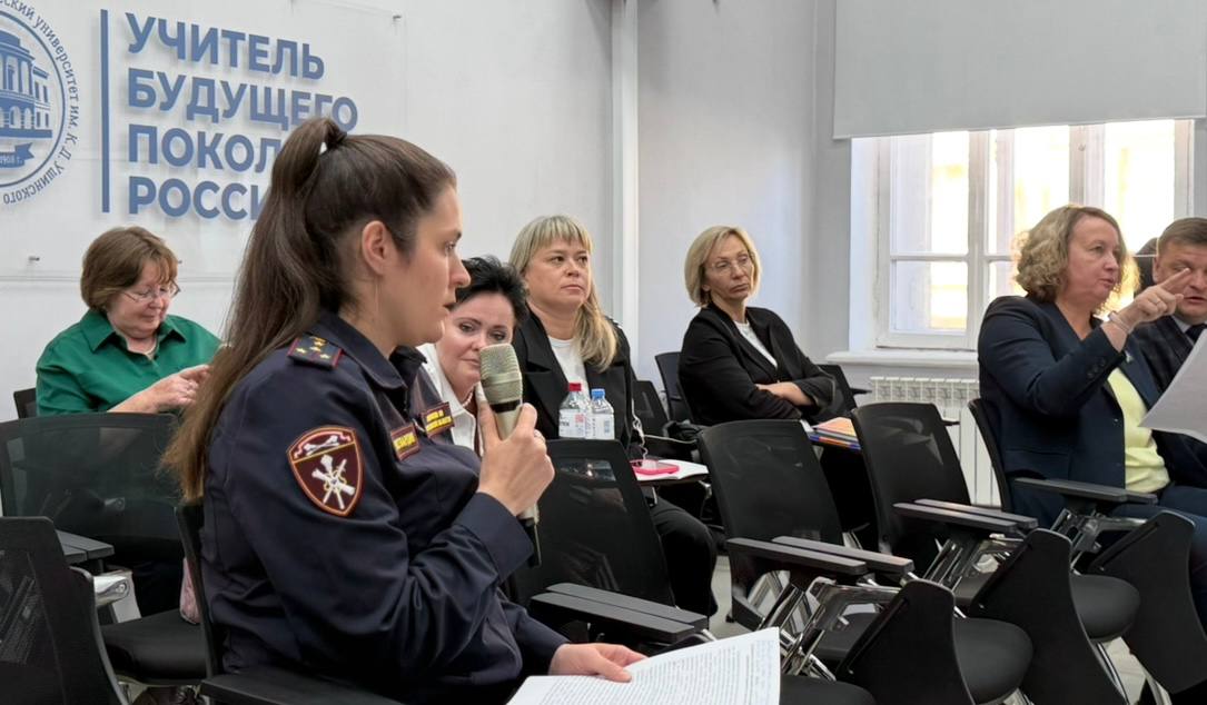 Офицер Росгвардии приняла участие в международной научно практической конференции Капитан полиции Анастасия Крылова выступила с докладом в рамках конференции Образовательная среда как фактор формирования общей профессиональной культуры личности Мероприятие прошло на базе Ярославского государственного педагогического университета им К Д Ушинского В нем приняли участие 130 спикеров из России и Беларуси Представитель ведомства выступила с докладом на тему Патриотическое воспитание подрастающего поколения на примере отрядов правоохранительной направленности силовых структур В своем выступлении офицер Росгвардии уделила особое внимание патриотической работе осуществляемой ведомством как внутри образовательных учреждений так и в рамках участия росгвардейцев во внешкольных мероприятиях   Росгвардия Центральный