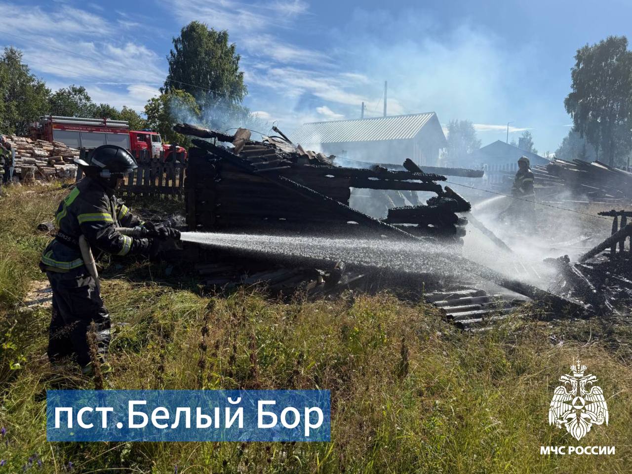 За #ДежурныеСутки огнеборцы МЧС России ликвидировали   пожаров. Пострадавших нет.    г.Воркута, возгорание двух квартир жилого дома по улице Энтузиастов ликвидировано на общей площади 40 квадратных метров. Предварительная причина пожара – неосторожное обращение с огнем.   г.Сыктывкар, пожар в квартире жилого дома по улице Коммунистическая ликвидирован на площади 6 квадратных метров. 25 человек эвакуированы. Предварительная причина пожара – неисправность электрооборудования.   пст.Белый Бор, пожар в хозяйственной постройке по улице Комсомольская ликвидирован на площади 30 квадратных метров. Предварительная причина пожара – неосторожное обращение с огнем.   г.Воркута, возгорание в жилом доме по улице Дорожная ликвидировано на площади 1 квадратный метр. 20 человек эвакуированы. Причина пожара устанавливается органами дознания МЧС России.   д.Тупеговская, пожар в хозяйственной постройке на Дорожном переулке ликвидирован на площади 12 квадратных метров. Предварительная причина пожара – неисправность электрооборудования.   г.Усинск, пожар в здании по улице Комсомольская ликвидирован на площади 2 квадратных метра. Пострадавших нет. Причина пожара устанавливается органами дознания МЧС России.   г.Ухта, пожар в двух металлических бытовках по улице Сенюкова ликвидирован на общей площади 36 квадратных метров. Предварительная причина пожара – неисправность электрооборудования.   Главное управление МЧС России по Республике Коми напоминает:   место для курения оборудуй пепельницей из негорючих материалов;  убедись, что потушил сигарету;  будь осторожен при использовании открытого огня и при проведении огневых работ;  не эксплуатируй электропровода и кабели с видимыми нарушениями изоляции;   не перегружай электросеть;   пользуешься электроприборами - следи за их состоянием;   уходишь из дома - отключай все электроприборы от электросети;  установи пожарный извещатель - он предупредит об опасности;  приобрети огнетушитель: поможет справиться с пожаром на начальной стадии.   МЧС Республики Коми