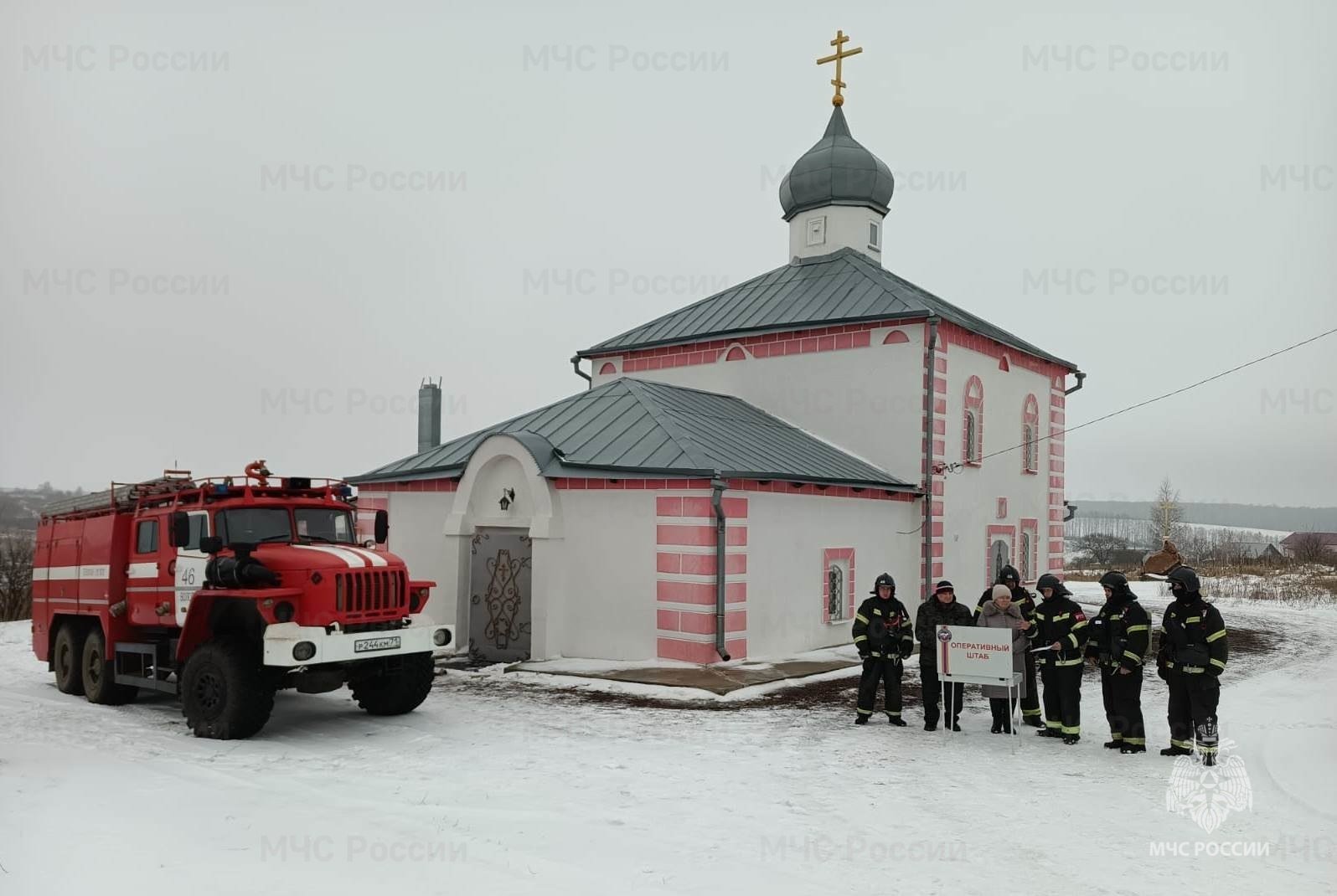 Воловские спасатели провели учение в храме     Сотрудники Воловского пожарно-спасательного гарнизона провели пожарно-тактические учения в здании храма Никиты Великомученика в селе Никитское.  По замыслу тренировки в результате короткого замыкания осветительных приборов произошло возгорание в алтаре храма.     Первое пожарное подразделение прибыло к месту условного пожара спустя несколько минут. Огнеборцы МЧС России провели разведку по поиску пострадавших в аппаратах для защиты органов дыхания в составе звена газодымозащитной службы и спасли из "задымленных" помещений человека . Условное возгорание было ликвидировано в кратчайшие сроки, благодаря отточенным и слаженным действиям спасателей.  Личным составом, участвующим в учениях, были определены направления и маршруты ведения спасательных работ из здания, отработаны схемы подачи огнетушащих веществ на тушение пожара, расстановки техники.     МЧС Тульской области  подписаться