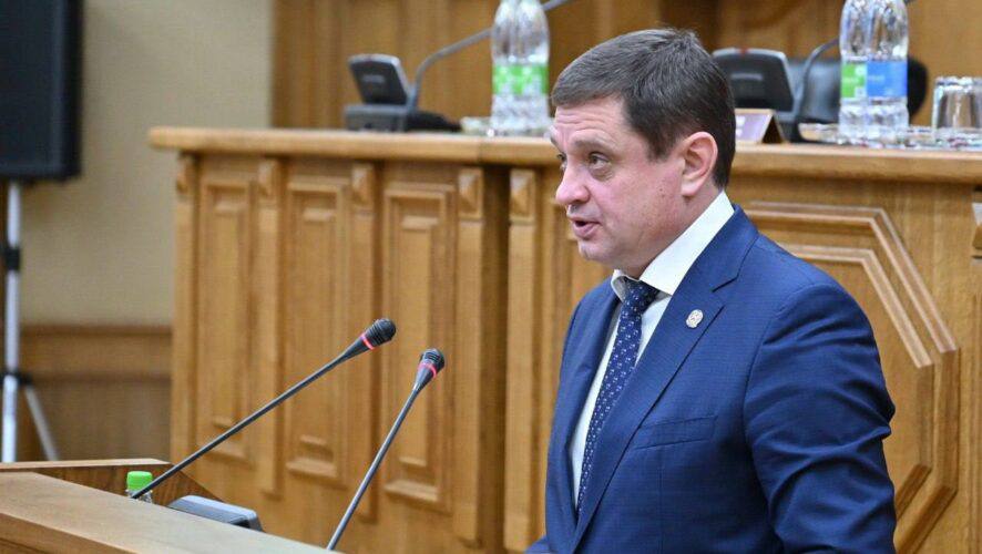 Министр экологии Татарстана Шадриков покинул свой пост С 2018 года Александр Шадриков руководил Минэкологии РТ Причиной кадровых изменений стал перевод экс министра на работу в Москву Ранее Рустам Минниханов наградил Шадрикова Орденом Дуслык отмечая его вклад в улучшение экологической ситуации в республике До назначения на должность главы Минэкологии с 2013 по 2018 год он занимал пост руководителя Дрожжановского муниципального района РТ KazanFirst   в бот