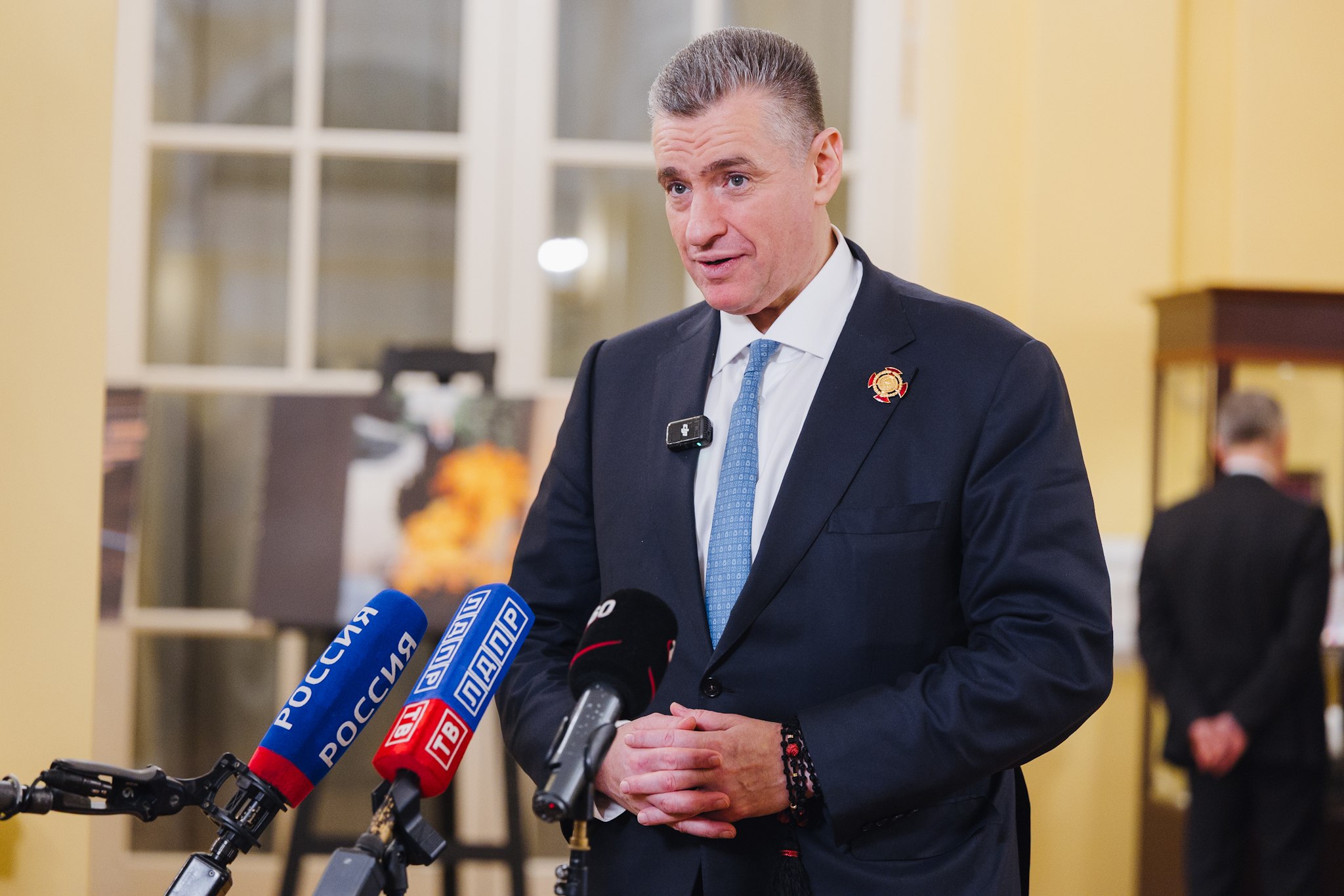 Леонид Слуцкий предложил обеспечить выпускников вузов первыми рабочими местами Председатель ЛДПР Леонид Слуцкий призвал проводить студенческую практику только на предприятиях по профилю обучения Поводом для инициативы стала статистика по которой работу по полученной в вузе профессии находят лишь 68 73 выпускников Как это будет работать Практика трудоустройство Студенческую практику нужно проводить только на профильных предприятиях а не для галочки Это станет первым шагом к будущей работе Квоты для молодых специалистов Крупные компании получающие господдержку будут обязаны брать на работу выпускников Государство создаст систему гарантий Выпускнику спишут образовательный кредит если он устроится по приоритетной специальности Работодателю дадут налоговые льготы за прием молодого специалиста Это не пустые обещания а продуманная программа Мы хотим чтобы ваши знания и дипломы были настоящим стартом в карьере а не просто корочкой