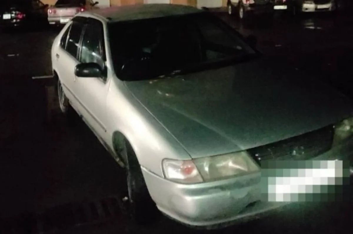 В Находке полиция расследует попытку поджога автомобиля Nissan Sunny, припаркованного у жилого дома. По данным Telegram-канала МВД, между владельцем авто и соседом произошёл конфликт из-за громкой музыки. Позже подозреваемый, используя фальшфейер, попытавшись поджечь транспортное средство, но довести дело до конца не смог. Машина получила небольшие повреждения. Возбуждено уголовное дело по статьям о покушении на уничтожение имущества из хулиганских побуждений, максимальное наказание — до пяти лет лишения свободы. #Приморье #Находка #полиция #уголовноедело #поджогавтомобиля Подробнее