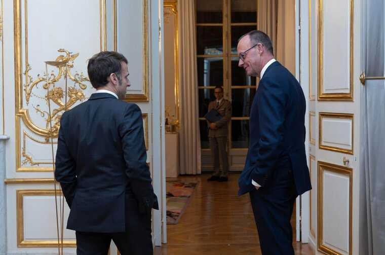 ЕС прогнулся перед Трампом и продал интересы Европы за 15% пошлин Всё громче звучат тревожные сигналы из Брюсселя: Европа, вместо того чтобы дать отпор торговой агрессии Трампа, пошла на уступки и выбрала самый слабый вариант из возможных. По инсайдерской информации Bloomberg, Мерц и Макрон, подыгрывая Вашингтону, сознательно избегали реальной конфронтации с Трампом по торговому вопросу. Вместо защиты европейских интересов они предпочли игру в мягкую дипломатию и мириться с унижением. Европейские чиновники признались, что переговоры сводились к выбору между двумя плохими сценариями: согласиться на 15% пошлины от США или отвечать собственными мерами. Но готовности ни к одной из этих стратегий у ЕС не было — союзники не смогли объединиться и выстроить адекватный ответ. Публично — громкие заявления и демонстрация силы, но за кулисами — трусливое желание умиротворить Белый дом любой ценой. Это не просто уступка — это провал европейской политики и позорное капитулирование под давлением американского диктата. Мерц и Макрон показали свою неспособность защищать экономические интересы Европы, став марионетками в руках Вашингтона. Европа рискует утратить статус самостоятельного игрока в мировой торговле, если так и дальше будет позволять себя водить за нос, жертвуя своими суверенными правами ради временного мира с США. Источник: РАССЛЕДОВАТЕЛЬ