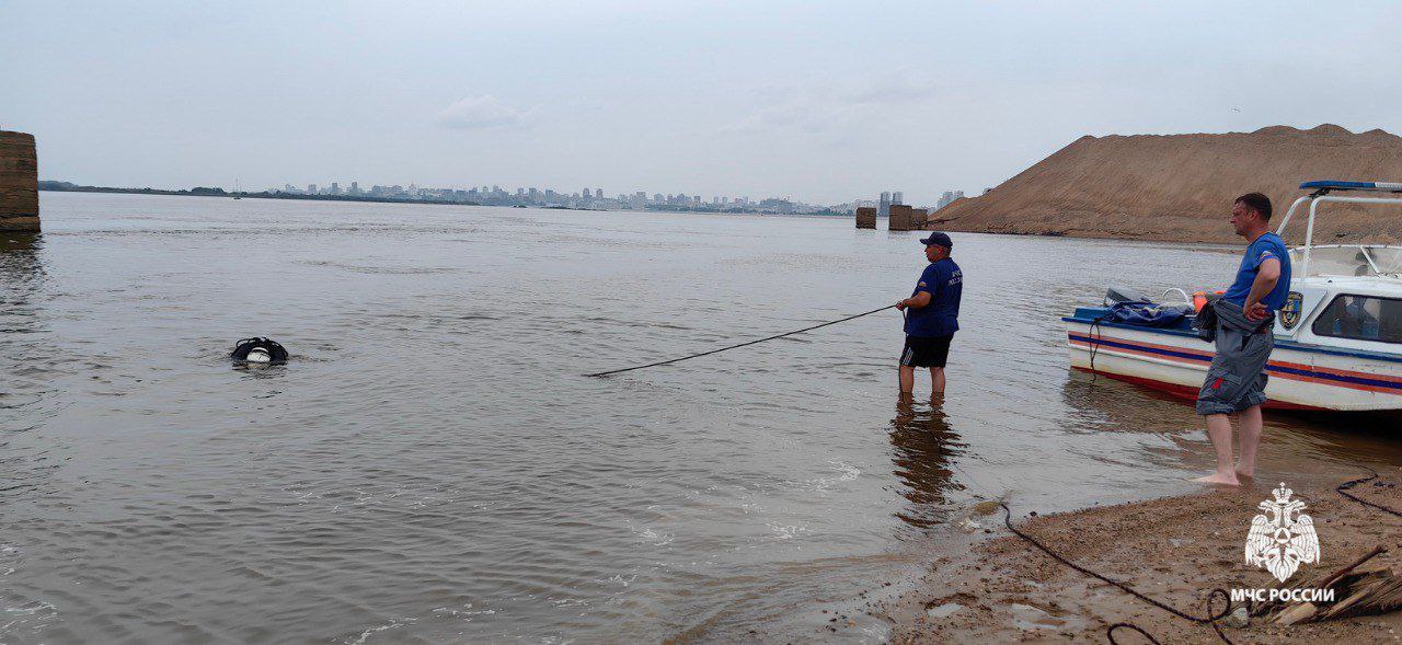 Снова трагедия: в Хабаровске во время купания в водоеме утонула девочка Во время купания погиб подросток. По версии следствия, 5 июля 2025 в дневное время в районе улиц Богачева — Сурикова в Хабаровске во время купания в Амуре погибла 12-летняя девочка. Осмотрено место происшествия, допрашиваются свидетели, назначены необходимые экспертизы, проводятся следственные и иные процессуальные действия, направленные на установление обстоятельств случившегося. Фото: ГУ МЧС России по Хабаровскому краю AmurMedia Прислать новость