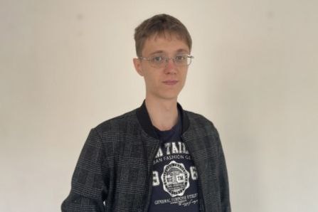 Челябинский студент получил грант в миллион рублей на уникальный электрод Магистрант химик Челябинского госуниверситета выиграл конкурс Студенческий стартап Сергей Толстых получит от Фонда содействия инновациям грант в размере одного миллиона рублей на развитие своего проекта Парень разрабатывает и оптимизирует конструкцию корпуса угольно пастового электрода Коммерческие корпуса дорогостоящие и труднодоступные поэтому нам приходилось кустарно разрабатывать их из подручных средств рассказал Сергей Толстых Так появилась идея создать аналог с использованием 3D печати Это позволит значительно удешевить продукт и сделать его более доступным для российских ученых поскольку в России подобные корпуса не производятся Разработка магистранта найдет применение в аналитической химии и будет использоваться учеными для анализа различных веществ В планах у Сергея наладить собственное небольшое производство уникальных электродов