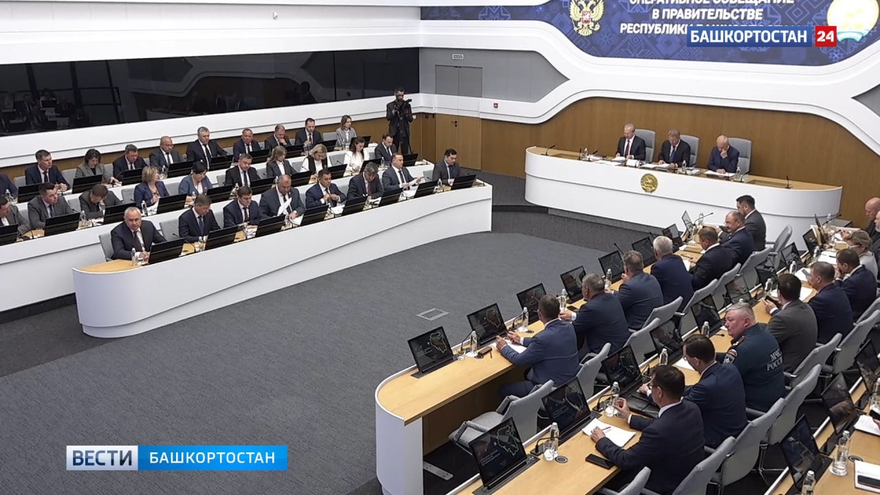 Сибайский ГОК в Башкортостане возобновит свою работу В Башкортостане у Сибайского ГОКа появился новый собственник. Предприятие будет развивать крупная горнодобывающая компания «Полиметалл». Об этом сегодня на оперативном совещании правительства РБ сообщил Глава республики Радий Хабиров. Он подчеркнул, что компания обладает высоким уровнем компетенций в добыче и переработке сырья. На встрече с новым собственником обсуждались не только производственные задачи, но и социально-экономическое развитие региона. Радий Хабиров отметил, что на ГОК возвращаются работники, в том числе те, кто ранее трудился вахтовым методом. Планируется создать сотни новых рабочих мест, что важно для региона. Кроме того, администрация Сибая и «Полиметалл» подпишут соглашение о сотрудничестве. Подписаться Сообщить новости