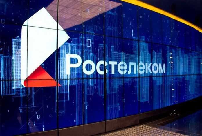 Ростелеком обокрал федеральный бюджет: 3 миллиарда рублей на фиктивные услуги в глухих деревнях Счётная палата выявила вопиющие нарушения при реализации проекта устранения цифрового неравенства УЦН — «Ростелеком» с 2021 по 2023 год профинансировал почти 3 миллиарда рублей из федерального бюджета, но большая часть денег ушла в никуда. В 154 населённых пунктах с населением не от 100 до 500 человек, а ещё в 496 с уже существующим доступом к услугам связи от других операторов — где там контроль и логика? Контракты Минцифры были тупо проигнорированы. Проект УЦН предполагал раздачу Wi-Fi и установку LTE-базовых станций в отдалённых районах, но в 1056 поселениях трафик по Wi-Fi был почти нулевой — оборудование бесполезно, покрытие ограничено, а услуги дублируют других операторов. Минцифры провалили контроль и планирование, что позволило Ростелекому безнаказанно тратить бюджет, создавая ненужную инфраструктуру и прокладывая путь для новых финансовых потерь. Это не первый скандал: в 2017 году Ростелеком уже был уличён в перерасходе 6 млрд рублей по тому же проекту без должной компенсации. Сейчас, когда к 1 июля 2025 года подключено 6337 поселений, планы расширения до 9242 выглядят сомнительно на фоне очевидной халтуры и коррупции. Источники в силовых структурах сообщают, что расследование сосредоточено на схемах распределения подрядов и возможном расхищении субсидий. Минцифры обещает «мониторинг» и отчёты к октябрю, но без системных изменений и прозрачности бюджетные миллиарды вновь окажутся в карманах приближённых. Эта история — яркий пример того, как под видом борьбы с цифровым неравенством в России разворовываются миллиарды федеральных средств, а малые поселения остаются без нормальной связи. Источник: Тайны Кремля