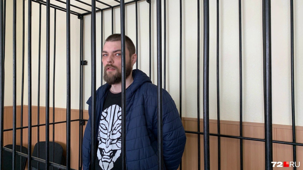 К 12 годам колонии суд приговорил ямальского дворника за антивоенные видео Центральный окружной военный суд в Екатеринбурге признал 36 летнего жителя поселка Пангоды Игоря Якуничева виновным по делу о военных фейках дискредитации армии призывах к терроризму и деятельности против безопасности государства статьи 207 3 280 3 205 2 и 280 4 УК РФ сообщила Медиазона Поводом для возбуждения дела стали видео во ВКонтакте о преступлениях российских военных в Буче разрушении Каховской ГЭС и деятельности легиона Свобода России Свою вину Игорь не признал Как рассказал в суде Якуничев расследованием его дела занимался следователь Александр Варапаев который стал известен тем что отказался выдать тело Алексея Навального матери Первый административный протокол на Якуничева составили в 2022 году за дискредитацию армии и оштрафовали на 30 тыс руб С начала 2023 года домой к Якуничеву стали приходить с обысками а в мае 2024 года его задержали и отправили в СИЗО На суде он заявил что администрация изолятора не передает ему письма матери и медикаменты которые он должен принимать из за полученной в 2006 году травмы спины Деятельность организации запрещена в России ЯНАО