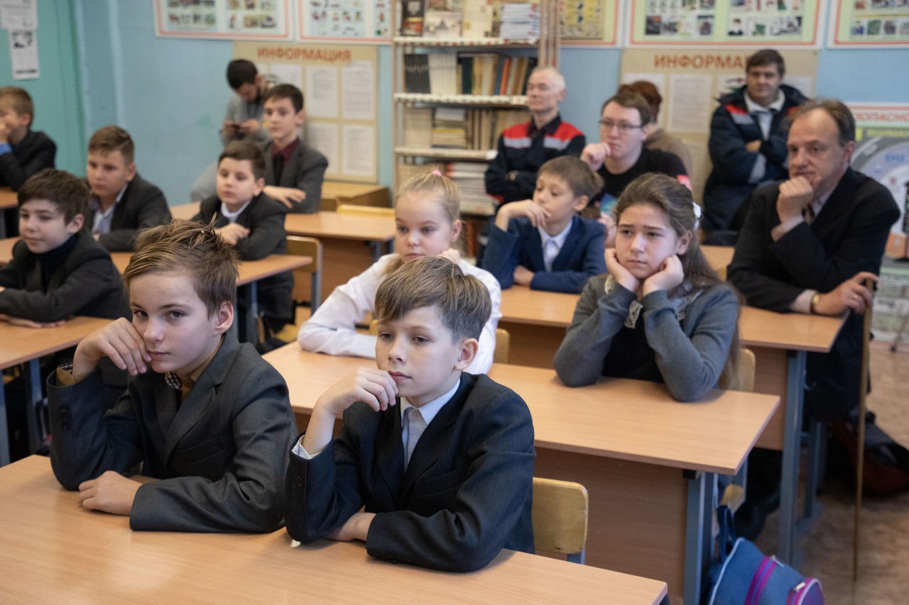 В Петербурге сократят часы изучения иностранных языков в школах Для учеников 5 7 классов в общеобразовательных школах уменьшат количество обязательных занятий по иностранным языкам Освободившиеся часы направят на новые предметы Духовно нравственная культура России и История нашего края При этом в специализированных школах с углублённым изучением языков где обучаются более 103 тысяч детей программа не изменится там сохранится пять уроков иностранного языка в неделю Выборгский район