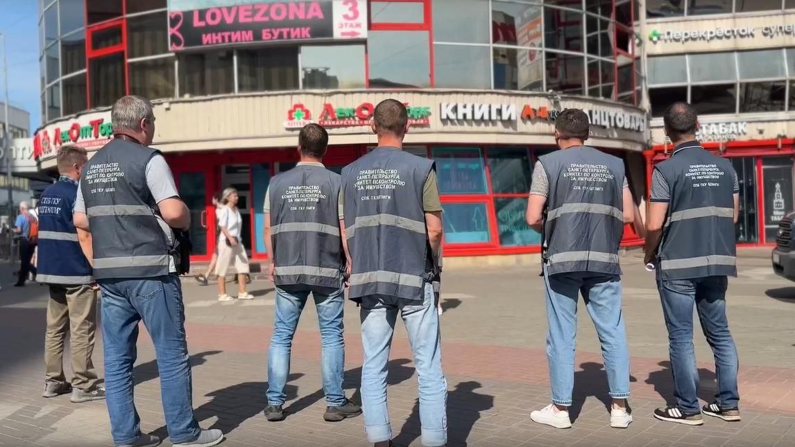 В интересах горожан. В Петербурге начали демонтаж незаконного торгового комплекса у метро «Приморская». Четырехэтажный торговый центр построен в начале 2000-х. Участок предоставлялся только для временного торгового павильона без права капитального строительства. В 2010 году принято постановление правительства Петербурга, регламентирующее предельные параметры торговых объектов, в частности, площадь размещаемого на этом участке объекта не должна превышать 150 кв. метров, а высота — 6 метров. Арендатор подписал допсоглашение о приведении объекта в соответствие, но обязательства не выполнил. июне 2025 года срок аренды истек, однако незаконная эксплуатация продолжилась. В июле было принято решение о принудительном демонтаже. После сноса территорию благоустроят с учетом интересов местных жителей, сообщает 78.ru