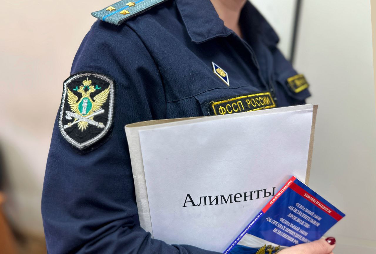 Алименты на содержание четверых детей были выплачены после возбуждения уголовного дела Возбуждение уголовного дела послужило стимулом к оплате задолженности по алиментным платежам на сумму свыше 690 000 рублей В Дубненском городском отделении судебных приставов Главного управления ФССП России по Московской области находится исполнительное производство о взыскании с жителя Подмосковья алиментов на содержание его четверых несовершеннолетних детей в твердой денежной сумме в размере ½ от величины прожиточного минимума на ребенка в Московской области на каждого из детей На момент вынесения судебного решения сумма ежемесячного платежа по алиментам составляла33 518 рублей Свои обязанности гражданин не исполнял и выплат не производил ℹ Судебный пристав вынесла постановления об ограничении должника в пользовании специальным правом в управлении транспортными средствами и об ограничении его на выезд за пределы страны также вынесла запрет на регистрационные действия в отношении двух земельных участков и здания принадлежащих мужчине Однако гражданин так и не начал производить оплату в итоге долг по алиментным платежам превысил 690 000 рублей  В целях принуждения должника к уплате образовавшейся задолженности сотрудник органов принудительного исполнения составила в отношении него административный протокол по ч 1 ст 5 35 1 КоАП РФ Суд назначил должнику в качестве наказания обязательные работы сроком на 40 часов В связи с тем что даже после отбывания административного наказания гражданин не погасил задолженность по алиментам судебный пристав исполнитель составила рапорт об обнаружении признаков преступления по ч 1 ст 157 УК РФ  Учитывая этот факт дознаватель Дубненского ГОСП начал доследственную проверку по результатам которой было принято решении о возбуждении уголовного дела по ч 1 ст 157 УК РФ неуплата родителем без уважительных причин в нарушение решения суда средств на содержание несовершеннолетних детей  После уведомления о данном решении и возможном уголовном наказании должник произвел полную оплату задолженности на сумму 690 000 рублей Это послужило основанием для прекращения уголовного дела в суде Дальнейшее исполнение судебного решения об уплате текущих алиментных платежей находится на контроле сотрудников органов принудительного исполнения