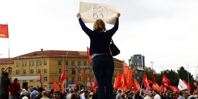 Жители Новосибирска поддержали инициативу за возврат пенсионного возраста Пикет с требованием вернуть прежний пенсионный возраст состоялся на площади Пименова 22 июля. Участники пикета выступили за возвращение прежнего пенсионного возраста – 55 лет для женщин, 60 лет для мужчин. Они напомнили, что 7 лет назад, в 2018 году, в Новосибирской области создавалась инициативная группа граждан для проведения референдума против повышения пенсионного возраста. Ее руководитель, депутат Законодательного собрания Роман Яковлев, также присутствовал на пикете. По его мнению, ни одной из декларируемых целей пенсионная реформа не достигла – напротив, индексация пенсий подчистую «съедается» ростом цен на продовольствие, лекарства, коммунальными платежами, а продолжительность жизни в прошлом году упала до уровня 2017 года, став еще меньше, чем до реформы НДН.Инфо