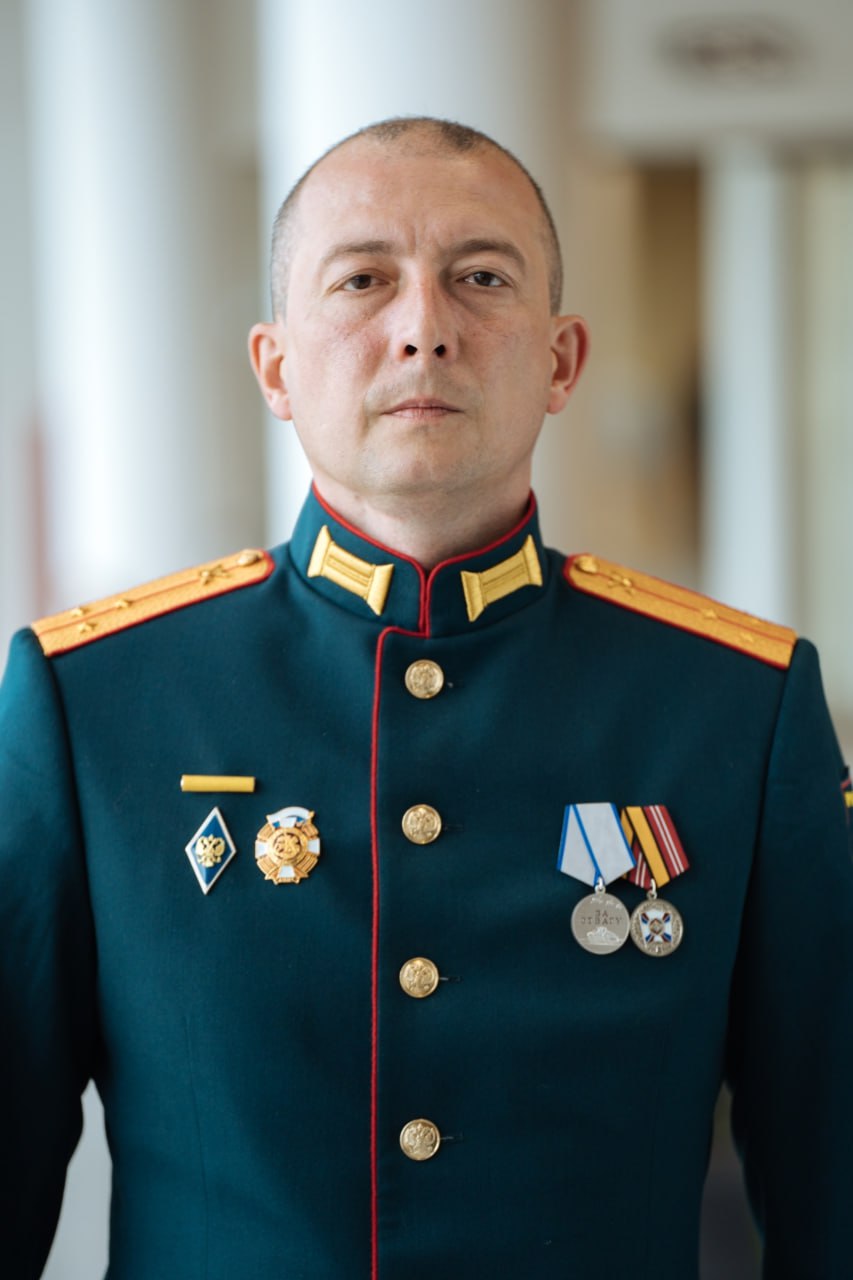 Участник президентской программы «Время героев» Алексей Бондарев назначен директором департамента стратегических проектов Минстроя РФ Алексей Бондарев, участник президентской программы «Время героев», стал директором Департамента стратегических проектов Минстроя и ЖКХ РФ. Уроженец Саранска, награжденный медалью «За отвагу», является одним из 83 участников программы, инициированной президентом РФ в мае прошлого года. По словам самого Бондарева, на новой должности он сосредоточится на реализации стратегических проектов в сфере ЖКХ и разработке ключевых направлений госполитики в области капитального ремонта. Министр строительства и ЖКХ Ирек Файзуллин отметил, что участники программы «Время героев» являются истинными патриотами, имеют лидерские качества и именно такие люди вносят вклад в развитие страны. Это назначение стало уже 43-м среди участников первого потока обучения на президентской программе.