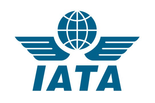 IATA изменила правила провоза пауэрбанков на борту самолетов Международная ассоциация авиатранспорта с 1 января 2026 года изменила правила провоза пауэрбанков и техники с литиевыми батареями на борту самолетов Обновления внесены в правила перевозки опасных грузов к которым ассоциация относит аккумуляторные батареи и портативные зарядные устройства Об этом сообщает Интерфакс Литий ионные батареи используемые в большинстве современных электронных устройств включая смартфоны ноутбуки и другие гаджеты могут вызывать взрывы или пожары особенно при неправильном обращении Хотя подобные инциденты бывают редко за последний год количество литий ионных батарей перевозимых воздушным транспортом выросло на 25 пояснили в ассоциации Главное правило перевозки подобных устройств запрещает их провоз в багаже который летит отдельно от пассажира aviaru net n291403
