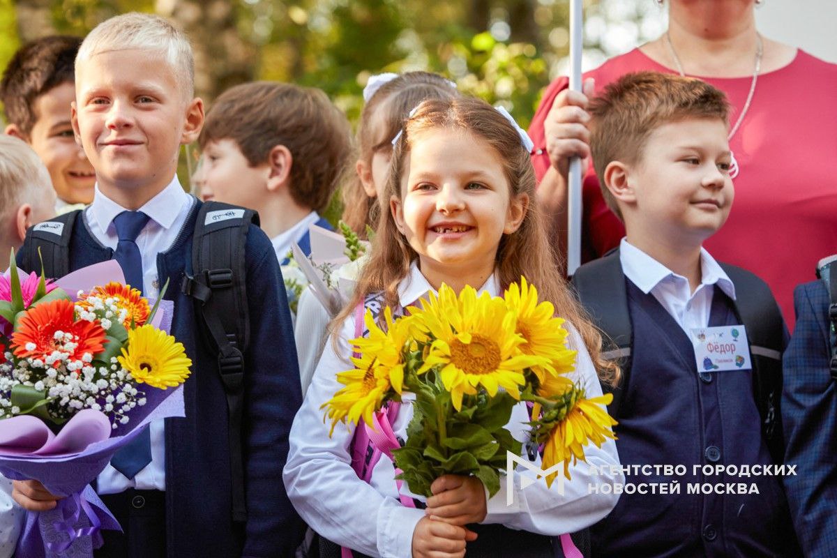1  2  3  4   Букет к 1 сентября обойдется родителям столичных школьников в среднем в 1,7 тысячи руб. Об этом Агентству «Москва» сообщила кандидат экономических наук, доцент кафедры статистики РЭУ имени Плеханова Ольга Лебединская.  Эксперт отметила, что все чаще в подарок учителю родители выбирают «дачный» букет. К слову, из-за дороговизны в прошлом году продажи цветов снизились на 5%.    «Москва»
