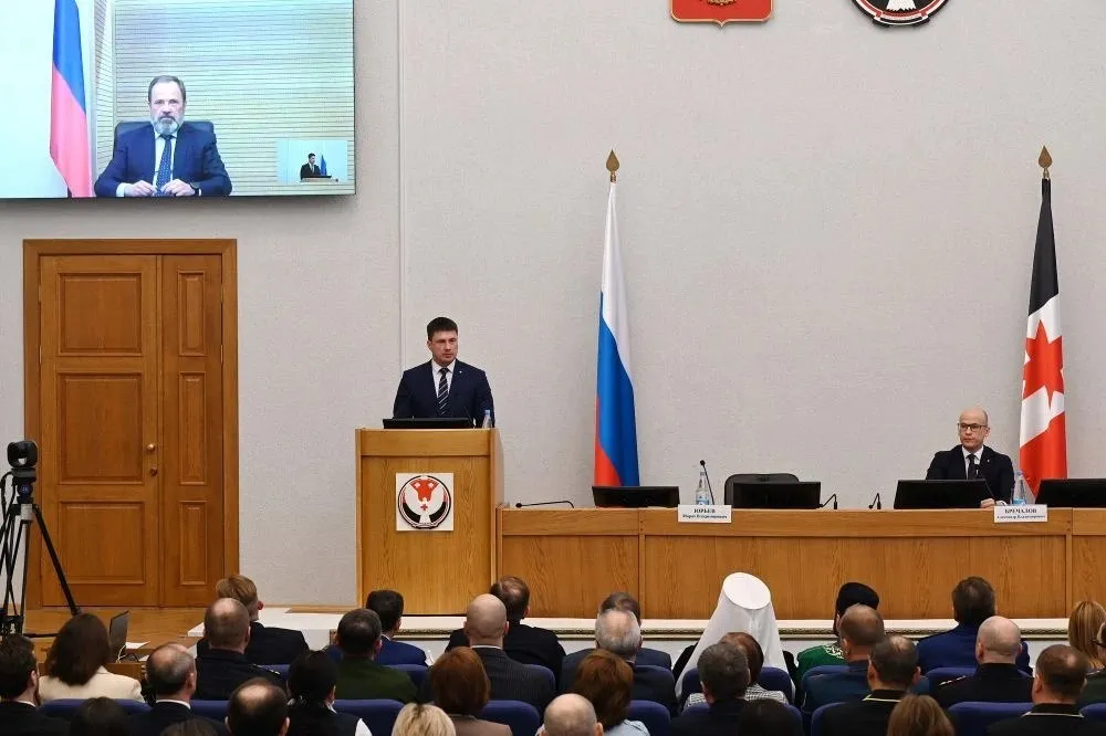Уроженец Самары Марат Юрьев назначен Главным федеральным инспектором по Удмуртии Полномочный представитель Президента России в ПФО Игорь Комаров 21 апреля представил Марата Юрьева в должности Главного федерального инспектора по Удмуртской Республике Ранее он работал федеральным инспектором по Самарской области Марат Владимирович уже более 17 лет работает в государственных структурах Уверен что профессионализмом и ответственным отношением к делу Марат Владимирович заслужит уважение и доверие сможет обеспечить решение задач поставленных руководством государства отметил полпред Марат Юрьев родился 29 июля 1983 года в Куйбышеве В 2005 году окончил Поволжскую государственную академию телекоммуникаций и информатики в 2015 году Самарский государственный экономический университет В течение 13 лет работал на оперативных и руководящих должностях в УФСБ России по Самарской области Позже руководил управлением безопасности одного из ведущих предприятий ракетно космической отрасли АО РКЦ Прогресс г Самара а также работал в администрации региона С апреля 2023 года занимал пост федерального инспектора по Самарской области Пресс служба полномочного представителя Президента РФ в ПФО ГТРК Самара MAX lВК lОК lСАЙТ