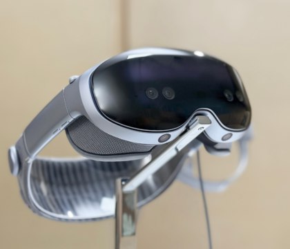 vivo представила сверхлегкую гарнитуру смешанной реальности Vision Explorer Edition с двумя 8K дисплеями Компания vivo представила свою первую гарнитуру смешанной реальности новинка получила название Vision Explorer Edition Одна из ключевых особенностей устройства малый вес по сравнению с конкурирующими решениями Он составляет всего 398 г против 600 г у Apple Vision Pro