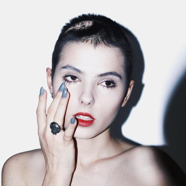 Умерла блогер Ирина Небога после пяти лет борьбы с раком Об этом стало известно из ее телеграм канала Девушке был 21 год пять из которых она жила с раком Знаете борьба с раком это дело пиздец непростое Хоть дважды мне и удалось трахнуть этого уебка в третий раз к сожалению не повезло Я сражалась до последнего но вчера в 22 25 меня не стало Я ушла очень легко и спокойно в кругу близких и любимых людей Я не боялась не паниковала вы меня знаете говорится в сообщении Ирина Небога Антонова вела соцсети об онкологии и своей многолетней борьбе с болезнью У девушки была саркома Юинга рак кости В 2021 году она объявила о победе над болезнью но в 2024 году случился рецидив и ей удалили часть черепа За страницами в соцсетях девушки следили сотни тысяч людей Фото телеграм канал небога от бога