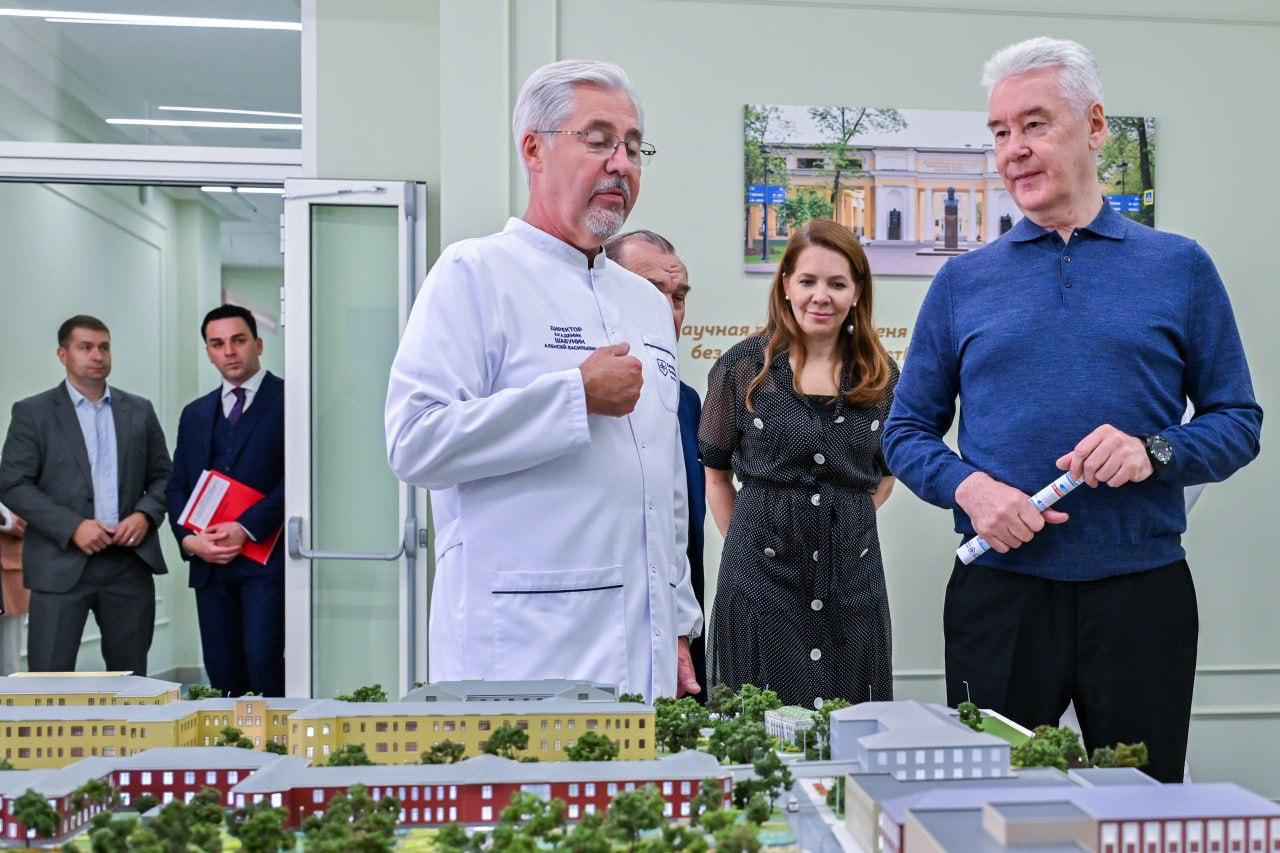 В Боткинской больнице открыт научно-академический корпус после реконструкции  Как сообщил Мэр Москвы Сергей Собянин, завершена реконструкция научно-академического корпуса Боткинской больницы. В обновлённом здании размещены десятки кафедр медицинских вузов, учебный центр и научно-клинический отдел ММНКЦ. Здесь созданы условия для практики, исследований и трансляции опыта в клиническую деятельность. Оснащение включает 72 аудитории, 10 конференц-залов, коворкинг и технику для онлайн-мероприятий. Одновременно обучаться смогут до 1,5 тысячи человек.