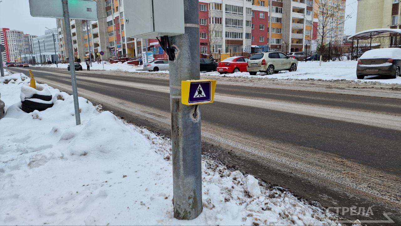 В Советском районе Брянска на улице Горбатова появился еще один светофор. Новый регулировщик установили напротив детского сада «Зайчонок», рядом со зданием управления по вопросам миграции. Пешеходный переход был там и раньше, но он не был оснащен светофором.    Переключение светофора для пешеходов осуществляется с помощью кнопки. Благодаря этому пешеходный переход стал комфортнее и безопаснее для всех участников дорожного движения.    К слову, рядом находится много социальных объектов - детские сады и школы, куда ходят дети из окрестных многоэтажек. Их путь из дома до образовательных учреждений стал безопаснее.   Фото: РИА «Стрела».