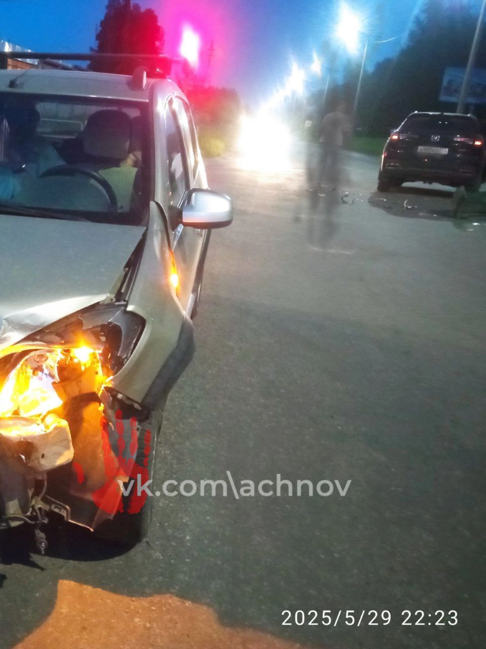 В Снежинске водитель на «Рено» устроил аварию, проехав на «красный»  О том, что шофер мог нарушить ПДД, говорят  в полиции города.   - Водитель, управляя а/м «Рено Сандеро», проехал на запрещающий сигнал светофора  красный , и допустил столкновение с а/м «Чанган», - комментируют стражи порядка.  ‼ Все произошло 29 мая в 20:47 на перекрестке улиц Транспортной и Нечая. Пострадавших нет. Повреждения только у машин.   А вы соблюдаете ПДД?   Не забудь подписаться на Агентство чрезвычайных новостей Челябинск, если еще не подписан