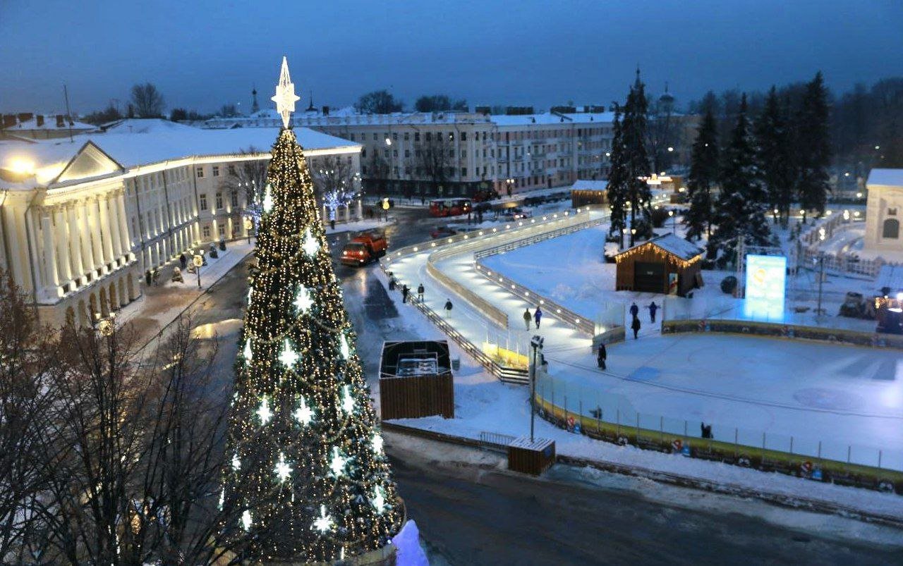 Сегодня на Советской площади Ярославля открылся главный каток региона. Самая большая ледовая арена области площадью почти 4,4 тысячи квадратных метров сможет вместить до 600 человек одновременно. Предусмотрены и классический корт, и дорожки вокруг храма Ильи Пророка.  Посещение льда бесплатное. Чтобы избежать очередей, организовано бронирование бесплатных билетов на сайте