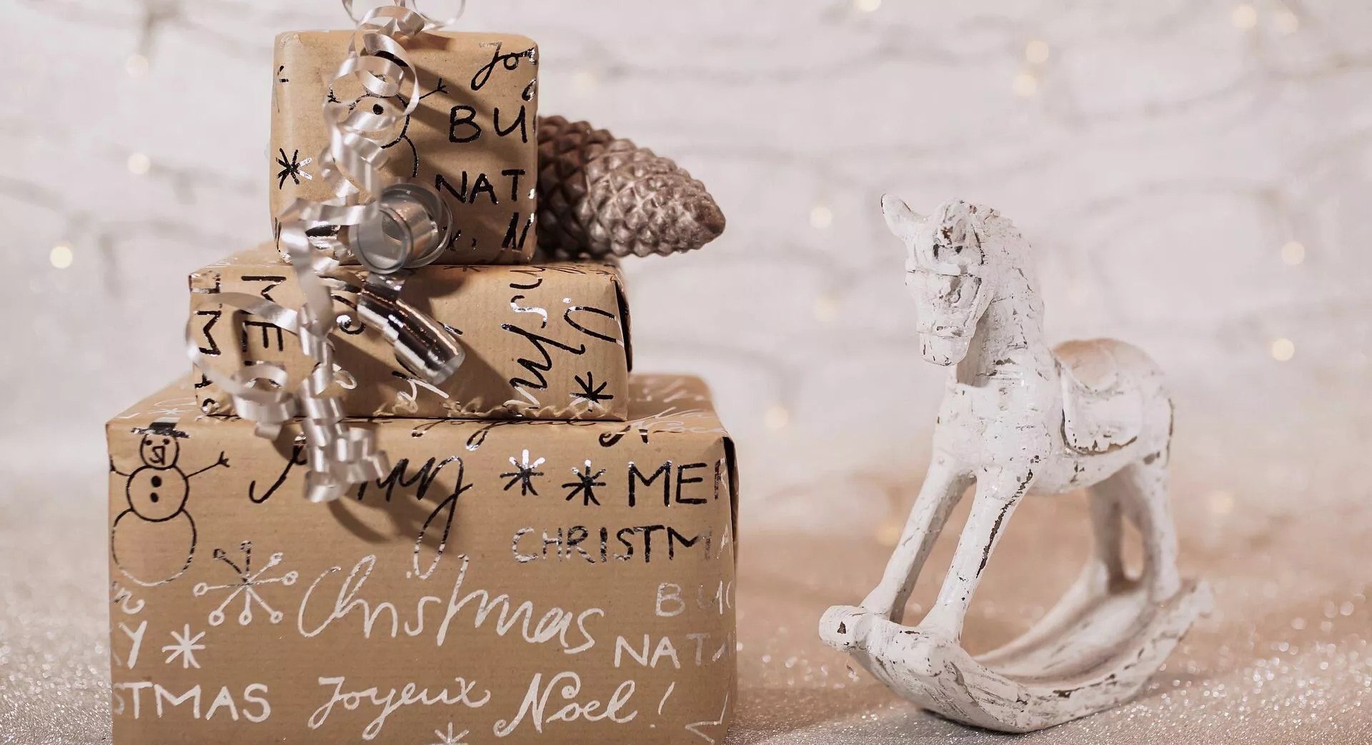 НР опрос Россияне назвали самые неудачные новогодние подарки Аналитики сервиса SuperJob выяснили какие подарки россияне больше всего не хотели бы найти под ёлкой Опрос проводился среди 1600 экономически активных граждан Антирейтинг подарков что дарить не стоит На первом месте предметы гардероба 8 опрошенных не хотят получать в подарок носки халаты свитера и футболки На втором пылесборники 5 В эту категорию попали ненужные сувениры статуэтки игрушки брелоки открытки и календари На третьем косметика и парфюмерия 3 с которыми трудно угадать предпочтения человека Замыкают список сладости кухонные принадлежности и посуда По 1 респондентов не хотели бы получать в подарок алкоголь и фрукты Гендерные различия и главный антиподарок Мужчины гораздо чаще женщин недовольны подаренной одеждой 12 против 5 Женщины же более критично относятся к сладостям и кухонной утвари При этом для 15 россиян худшим подарком является его полное отсутствие Еще 4 считают что хуже подарка может быть только плохая новость или испорченное праздничное настроение Впрочем оптимистам есть чему порадоваться каждый третий участник опроса заявил что никогда не получал неудачных презентов novorab official Мы в МАХ