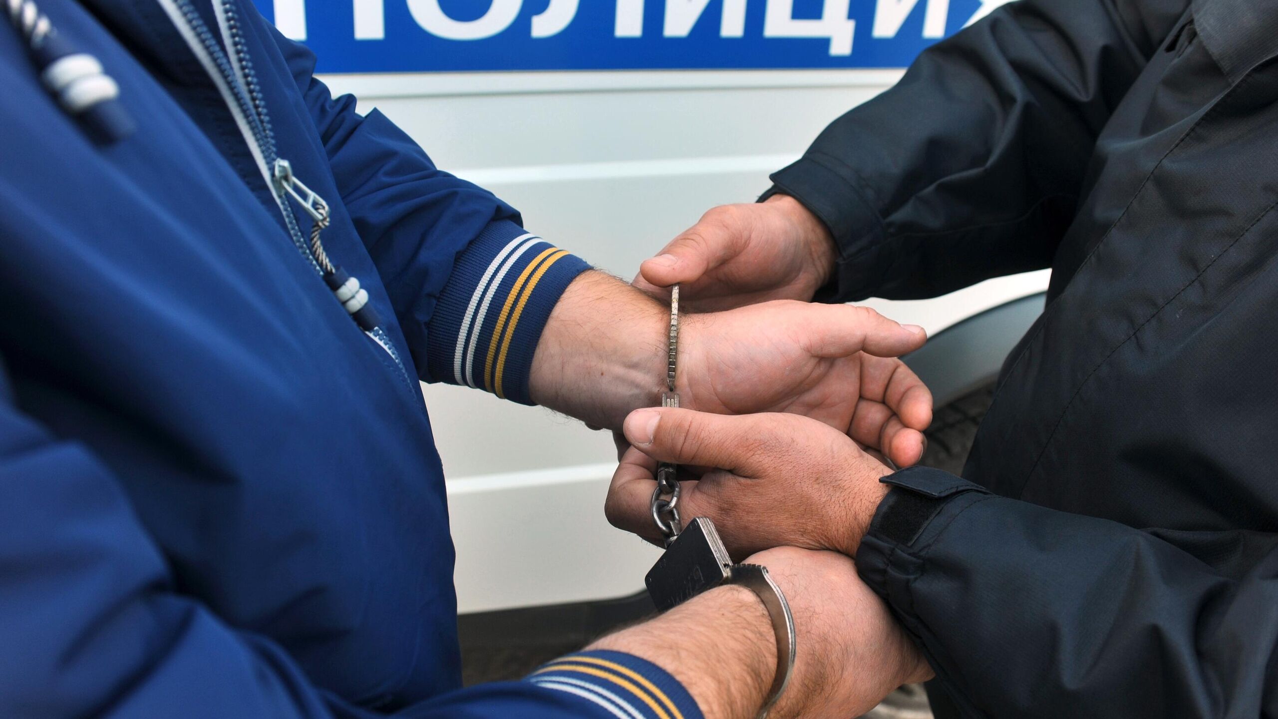 Полиция задержала жителя Ленинградской области, который, повздорив с другим водителем из-за очередности проезда во дворе, распылил газ в салон автомобиля оппонента, где находился ребенок, получивший ожог глаз, сообщила пресс-служба регионального главка МВД РФ.