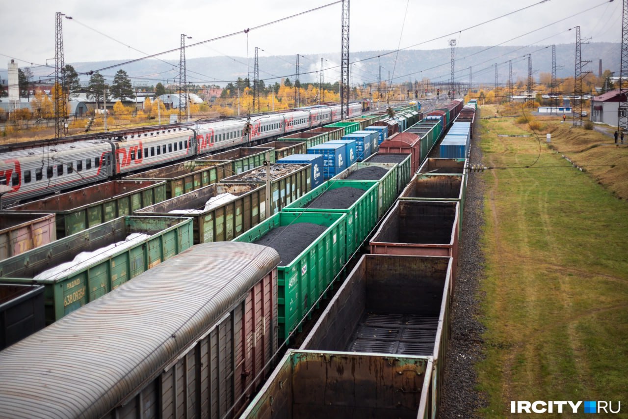 Власти Кузбасса опровергли проблемы с вывозом угля на Восток Угольные предприятия вывезли более 44 5 млн тонн топлива по соглашению с РЖД сообщил ngs42 министр транспорта области По его словам компании предъявили столько угля сколько было распланировано экспортировать и даже немного больше на 209 тысяч тонн Так министр опроверг информацию о якобы неисполнении местными угольщиками условий договора заключенного еще в начале 2025 го