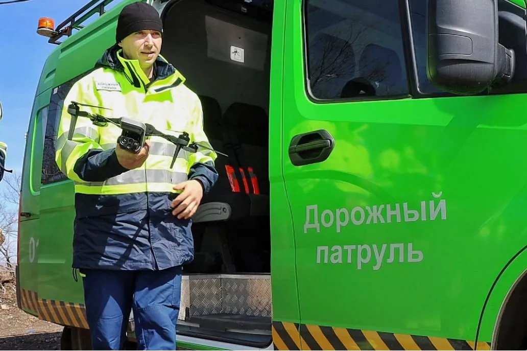В Амурской области беспилотник снимает нарушения правил дорожного движения В Амурской области на региональных и федеральных трассах запущен воздушный патруль беспилотная авиационная система для контроля безопасности По словам руководителя Дорожного патруля Дмитрия Руденко беспилотник получен из Москвы и специально откалиброван Беспилотником управляют инспекторы прошедшие обучающий курс Оператор наземных средств управления на базе Амурского государственного университета Радиус облёта устанавливают не очень большим чтобы в зоне видимости находился служебный автомобиль Дорожного патруля Снимки и видеозаписи с дрона позволяют оценить состояние дорожного полотна и дорожной разметки проверить обочины и прилегающие территории Таким образом дрон может выявлять аварийно опасные участки и фиксировать возможные нарушения правил дорожного движения которые будут направляться в Госавтоинспекцию Приамурье Подписывайтесь на Недальний Восток в Max