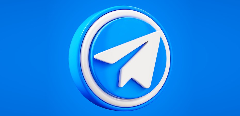 Мошенники стали наживаться на замедлении Telegram Специалисты по информационной безопасности зафиксировали в Telegram мошеннические ресурсы эксплуатирующие тему замедления мессенджера в России Компания F6 занимающаяся кибербезопасностью обнаружила вредоносного бота и несколько каналов которые предлагают пользователям ускорить работу приложения С помощью этих инструментов злоумышленники пытаются получить доступ к аккаунтам граждан Схема обмана построена на многоступенчатой социальной инженерии Для активации якобы полезного бота пользователя просят подтвердить что он не робот нажав соответствующую кнопку Этим действием человек неосознанно даёт согласие на передачу мошенникам данных о своём номере телефона Затем жертву просят ввести пятизначный код который якобы пришёл для проверки от бота На самом деле этот код нужен для авторизации в Telegram так злоумышленники получают доступ к профилю iguides